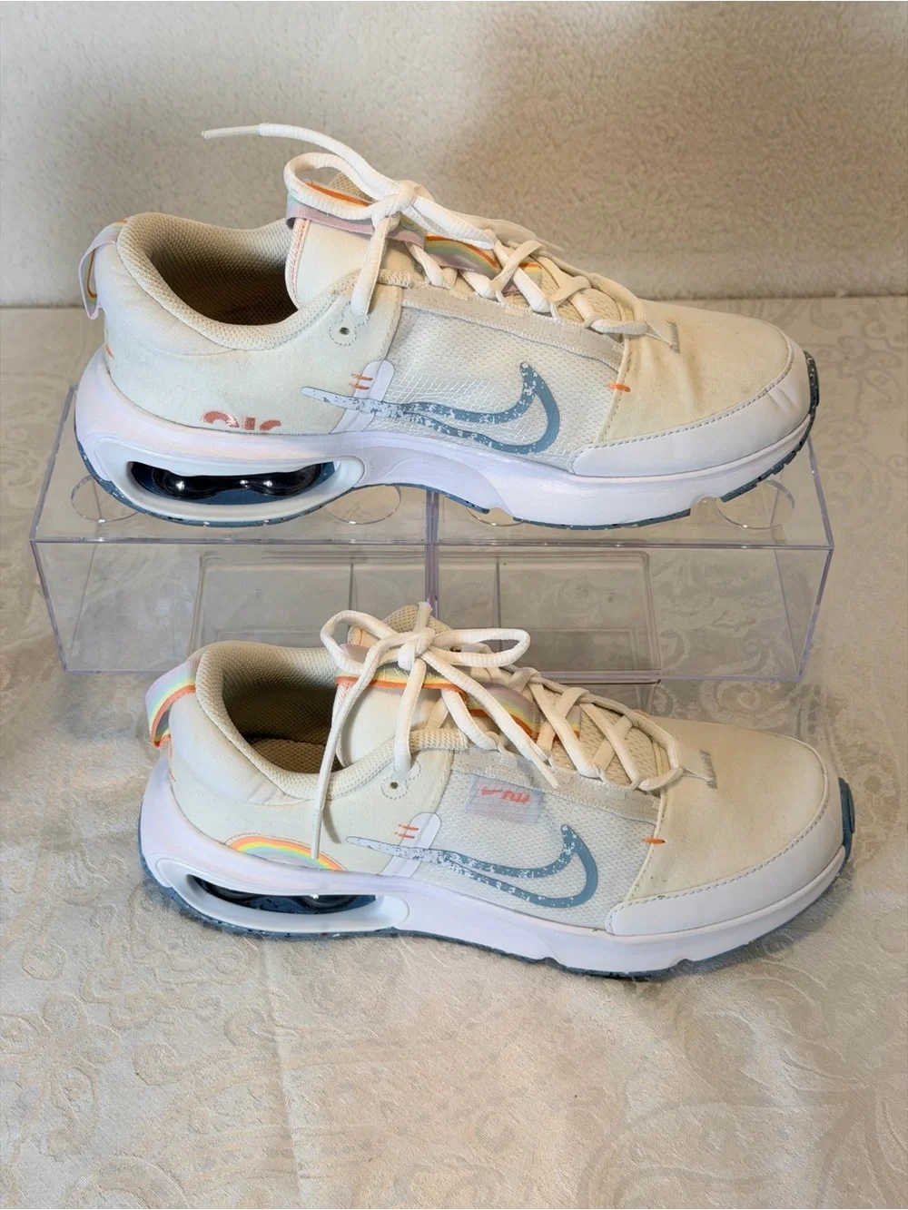 Nike sneakers pale